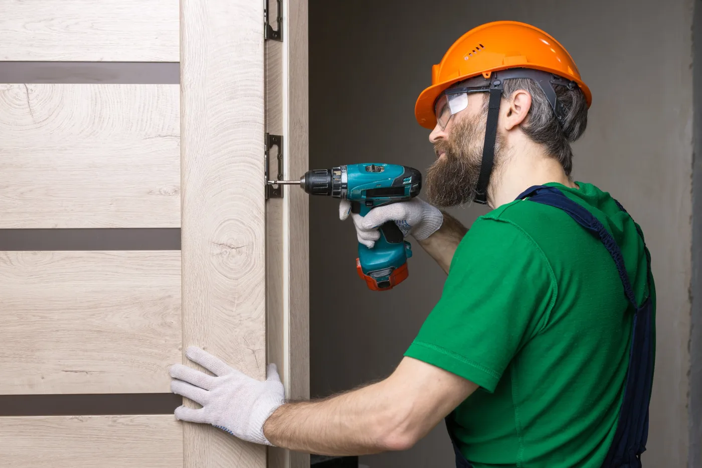 Serrurier installant une serrure sur une porte d'entrée à Saint-Ouen-sur-Seine (93400)