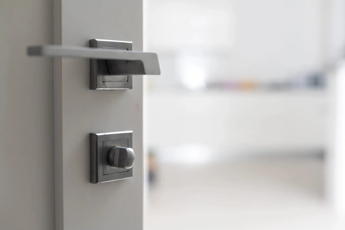 Poignée et serrure modernes posées sur une porte de logement à Saint-Ouen (93400)
