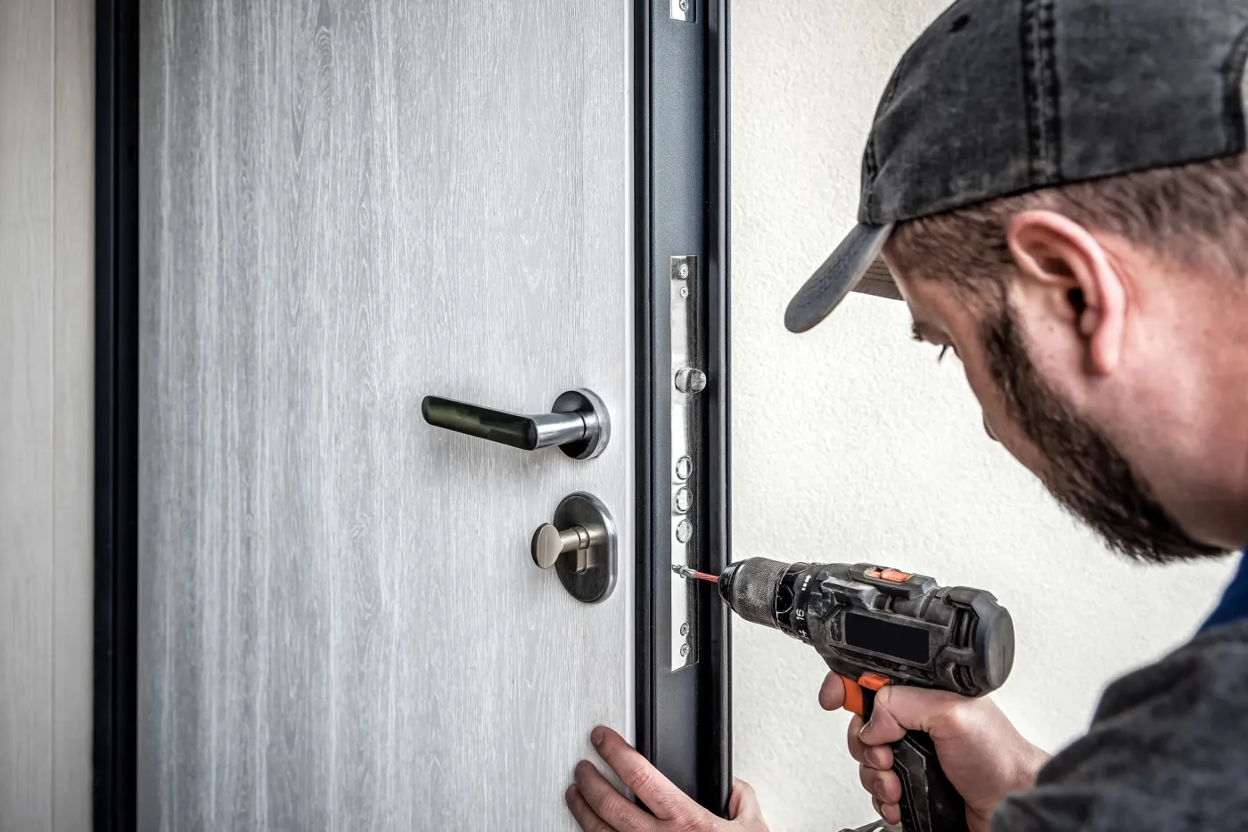 Pose d'une serrure sur une porte d'entrée d'appartement à Saint-Ouen (93400)